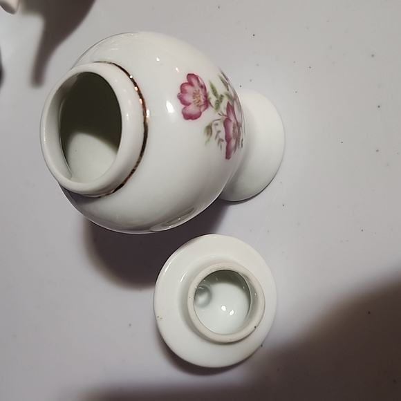 ASSORTMENT OF WHITE CERAMICS. - Picture 5 of 13